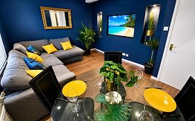 Cozy Two Bedroom Apartment - A Stroll From Gardens To Beach - With Parking And Wifi